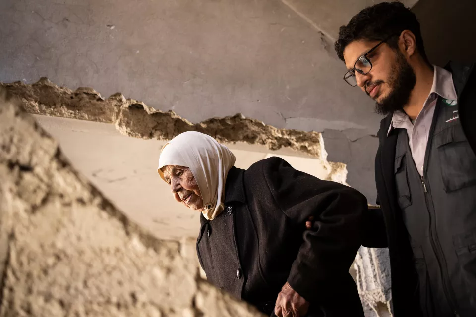Dr. Khaldoun Muawiyah Al-Mallah, director and founder of The Palestinian House with Yamin Hammeed, volunteer at The Palestinien House. They are helping Yarmouk Makboula Jouriyyeh, whose husband is ill and who stayed in Yarmouk during the siege.